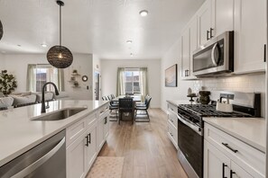 Eget kjøkken | Kjøleskap, ovn, kaffetrakter/tekoker og brødrister