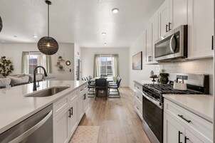 Refrigerador, horno, cafetera/tetera, tostadora