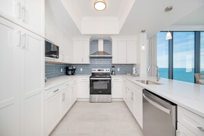 Condo, 4 Bedrooms | Private kitchen | Fridge, oven, coffee/tea maker