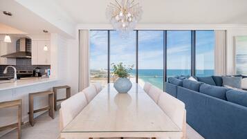 Condo, 4 Bedrooms | Tempat makan