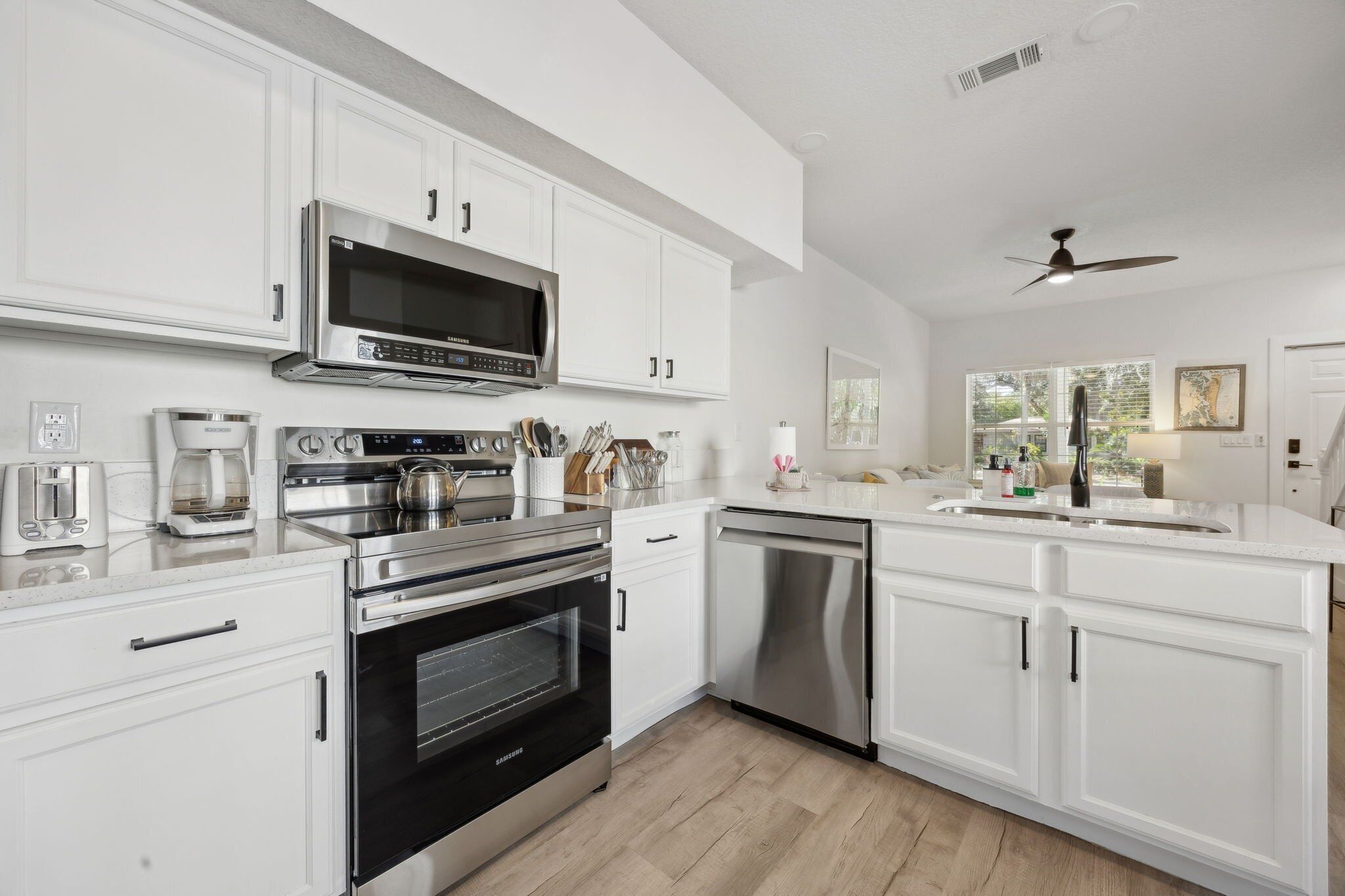 Townhome, 3 Bedrooms | Private kitchen | Fridge, oven, coffee/tea maker