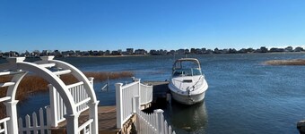 PLUM ISLAND…Charming ,Waterfront , Romantic Getaway Cottage for 2