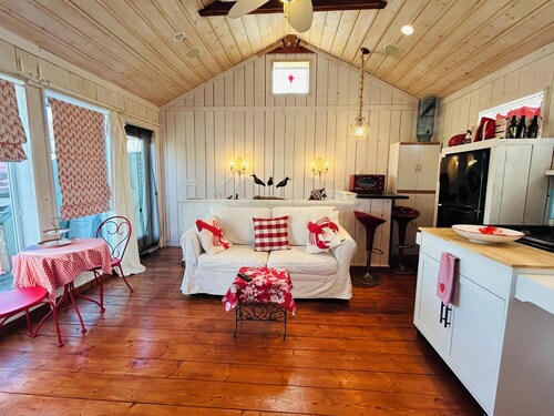 PLUM ISLAND…Charming ,Waterfront , Romantic Getaway Cottage for 2