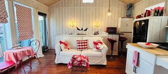 PLUM ISLAND…Charming ,Waterfront , Romantic Getaway Cottage for 2