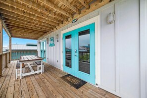 Outdoor dining - Pipedreams 333 8 Bedroom Home (Gulf Shores)