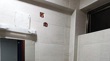 Quarto casal luxo, vista para a cidade | Banheiro | Chuveiro, chinelos, toalhas de banho, sabonete