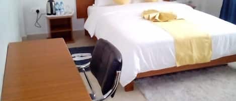 Deluxe tweepersoonskamer, uitzicht op stad | Gratis wifi, beddengoed