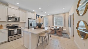 Maison mitoyenne, 3 chambres | Cuisine privée | Réfrigérateur, four, cafetière/bouilloire, grille-pain