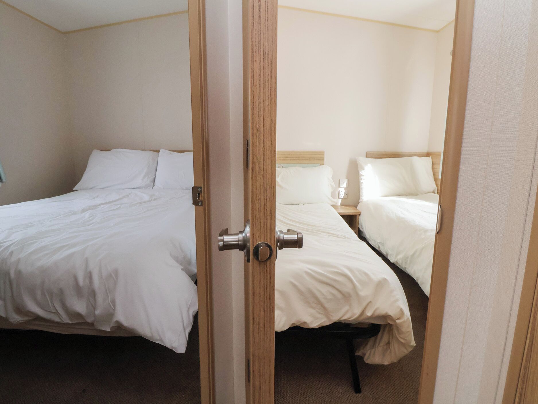 3 dormitoris, decoració individual i mobiliari individual 