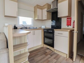 Cookware/dishes/utensils - E10 Static Caravan (Rhyl)