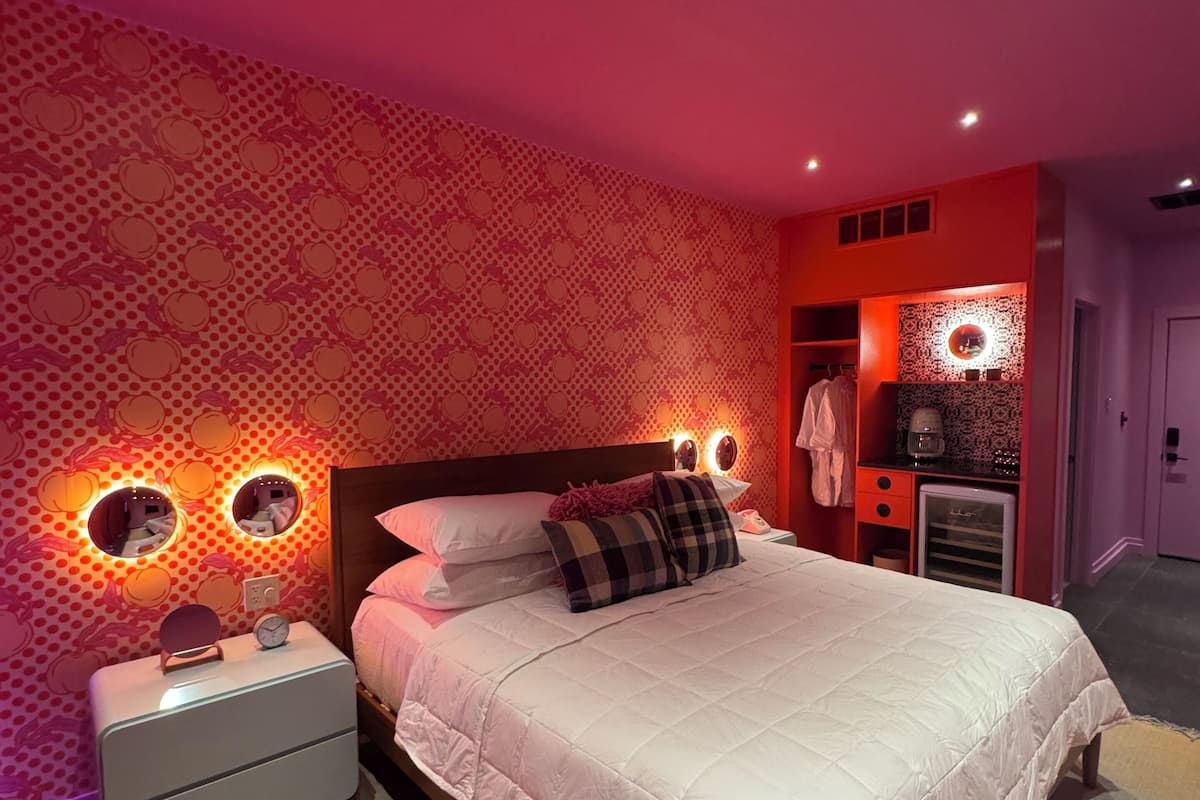 Comfort Room, City View