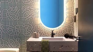 Dusche, kostenlose Toilettenartikel, Haartrockner, Handtücher