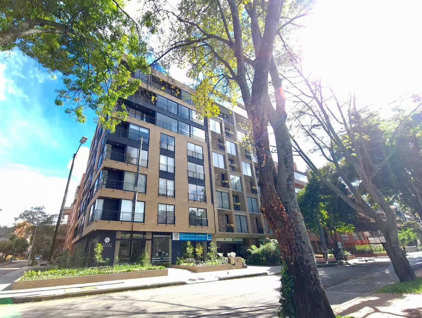 Un immeuble à plusieurs étages, doté d’une architecture moderne, avec des balcons et de grandes fenêtres.