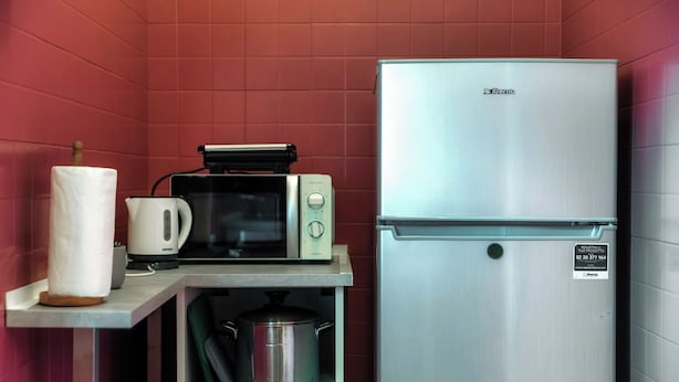 A compact kitchenette with a microwave, toaster, and refrigerator. - Como Gateway (Como)