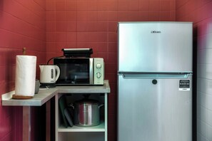 A compact kitchenette with a microwave, toaster, and refrigerator. - Como Gateway (Como)