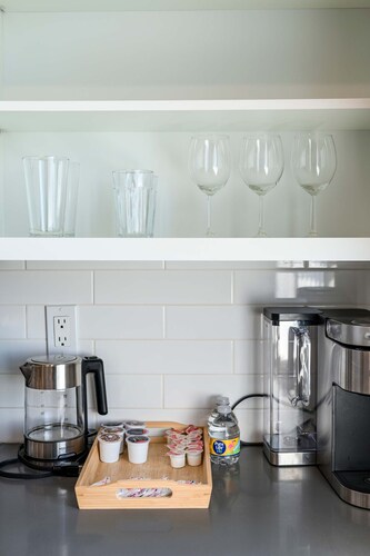 Stylish Home w Free Parking Near LA Hotspots 8