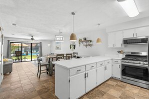 Kjøleskap, mikrobølgeovn, ovn og kokeplater