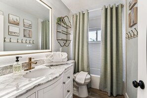 House | Bathroom - The Break Tropical Family Oasis Near Beach (Treasure Island)