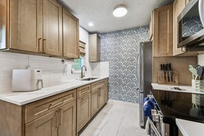 House | Private kitchen - The Break Tropical Family Oasis Near Beach (Treasure Island)