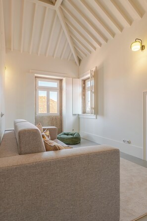 Smart-TV, Tischtennisplatte, Bücher