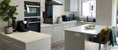 Refrigerador, microondas, horno, placa de cocina