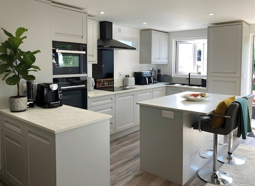 3 bedroom cottage in Sark, on the Avenue.