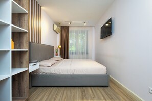 Appartement classique, 2 chambres | Fer et planche à repasser, accès au Wi-Fi (inclus)