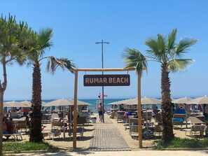 Private beach, white sand, sun-loungers - Rumar Hotel (Durres)