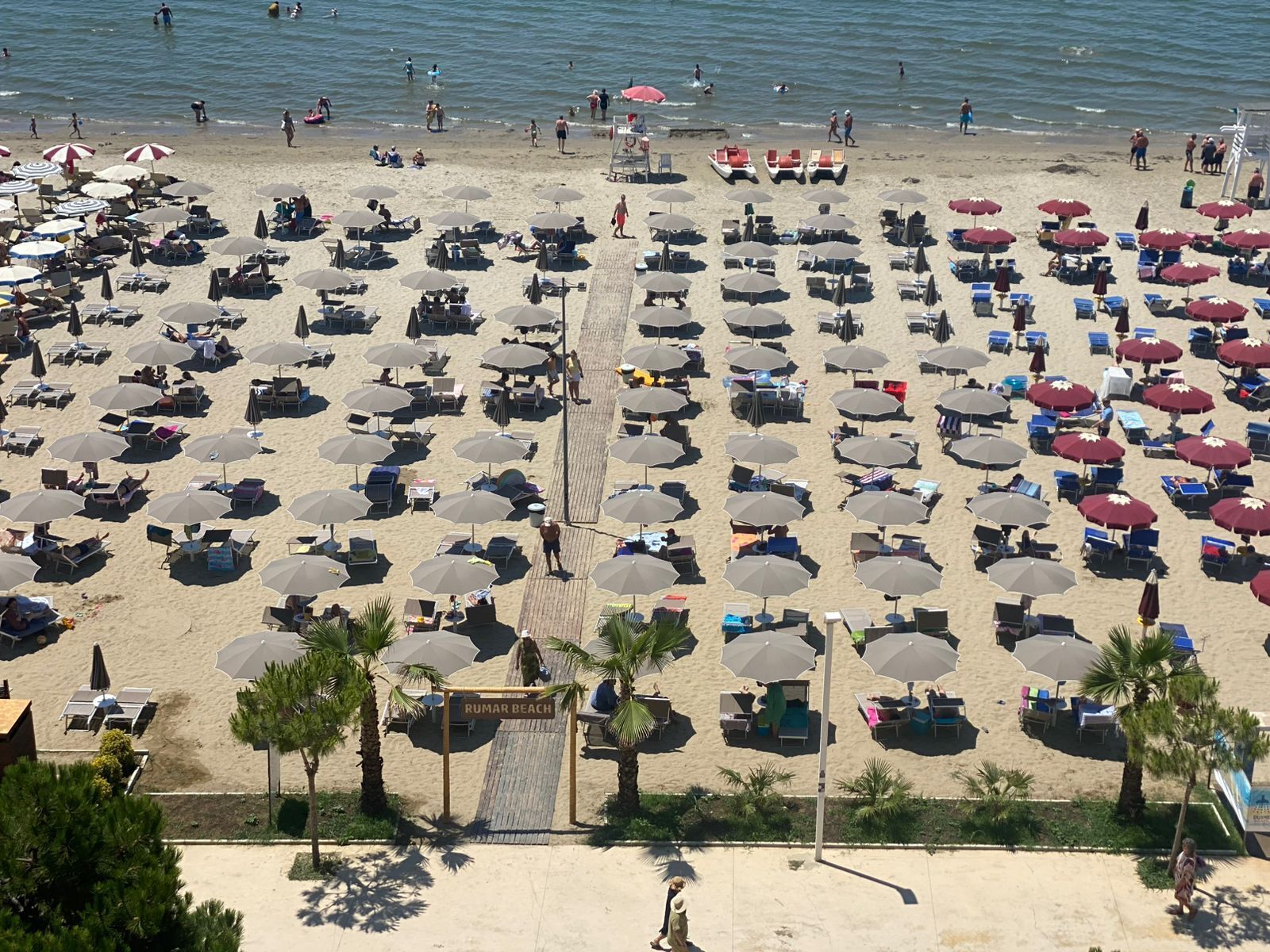 Privat strand, hvit sand og solsenger