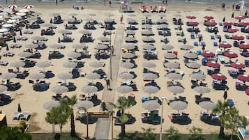 Praia particular, areia branca, espreguiçadeiras