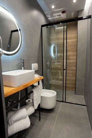 Shower, hair dryer, towels, soap - Rumar Hotel (Durres)