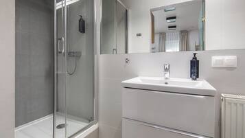Superior Double Room | Bathroom | Hair dryer, towels, soap, shampoo