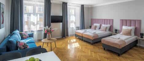 Deluxe-huoneisto, kaupunkinäköala | Silitysrauta/-lauta, ilmainen Wi-Fi, vuodevaatteet