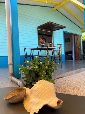 Outdoor dining - Quiet bungalow surrounded by greenery with sea view and view of Mont Pelée. (Le Carbet)