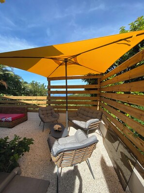 Terrace/patio - Quiet bungalow surrounded by greenery with sea view and view of Mont Pelée. (Le Carbet)