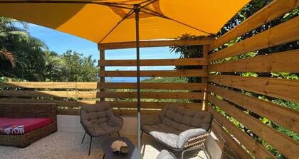 Quiet bungalow surrounded by greenery with sea view and view of Mont Pelée.