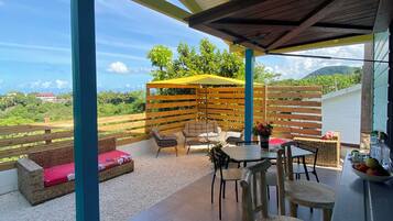 屋外ダイニングエリア