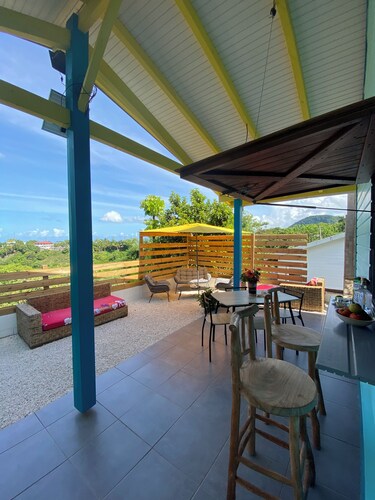 Quiet bungalow surrounded by greenery with sea view and view of Mont Pelée.