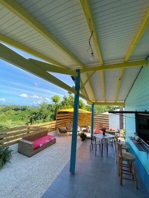Outdoor dining - Quiet bungalow surrounded by greenery with sea view and view of Mont Pelée. (Le Carbet)