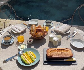 Desayuno de cocina local incluido todos los días