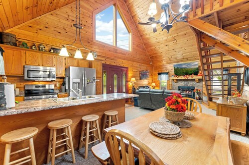 Cabin for 7 w/ Private Hot Tub & Pool Table