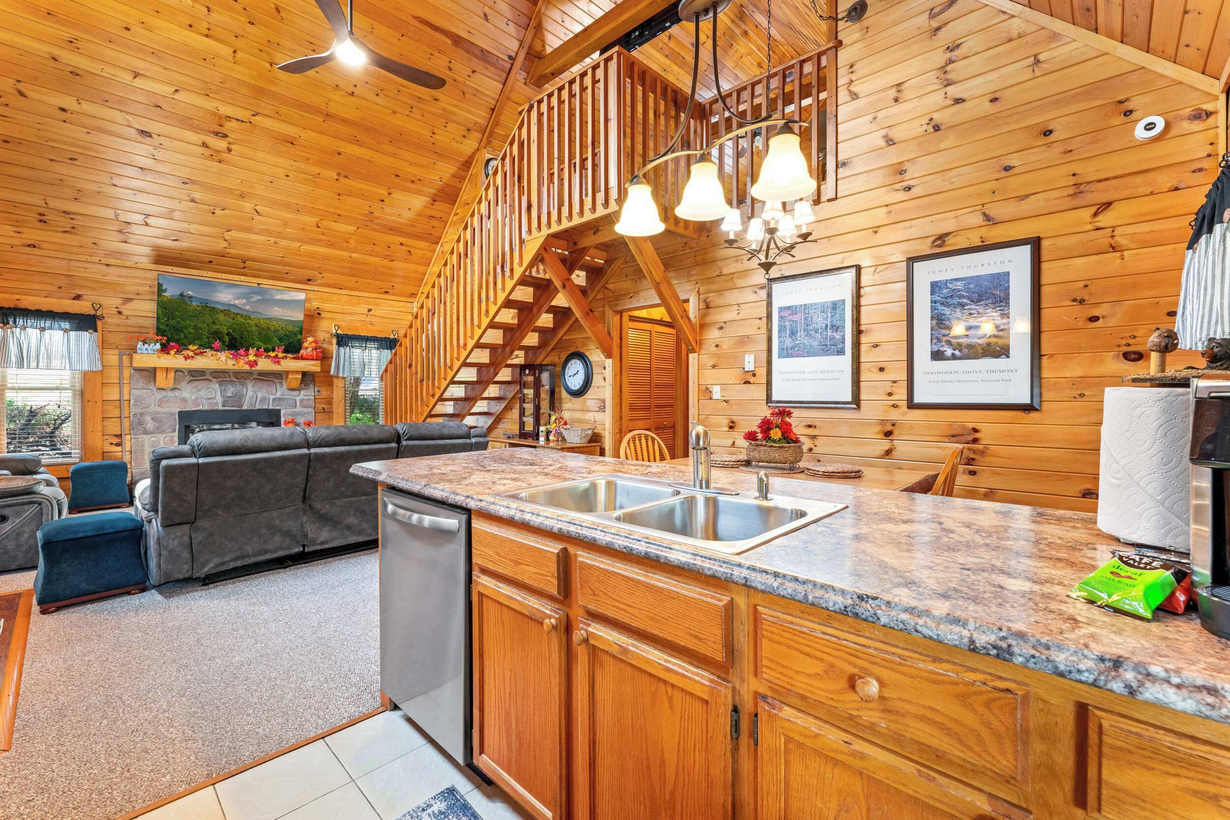 L’intérieur d’une cabane en bois comprend une cuisine, un coin repas et un salon.