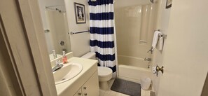Un baño con lavabo, inodoro y bañera.