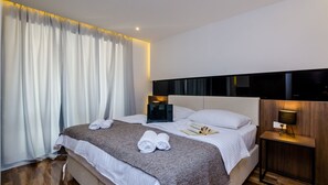 Tabla de planchar con plancha, wifi gratis y ropa de cama 