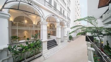 Vista frontal de la propiedad