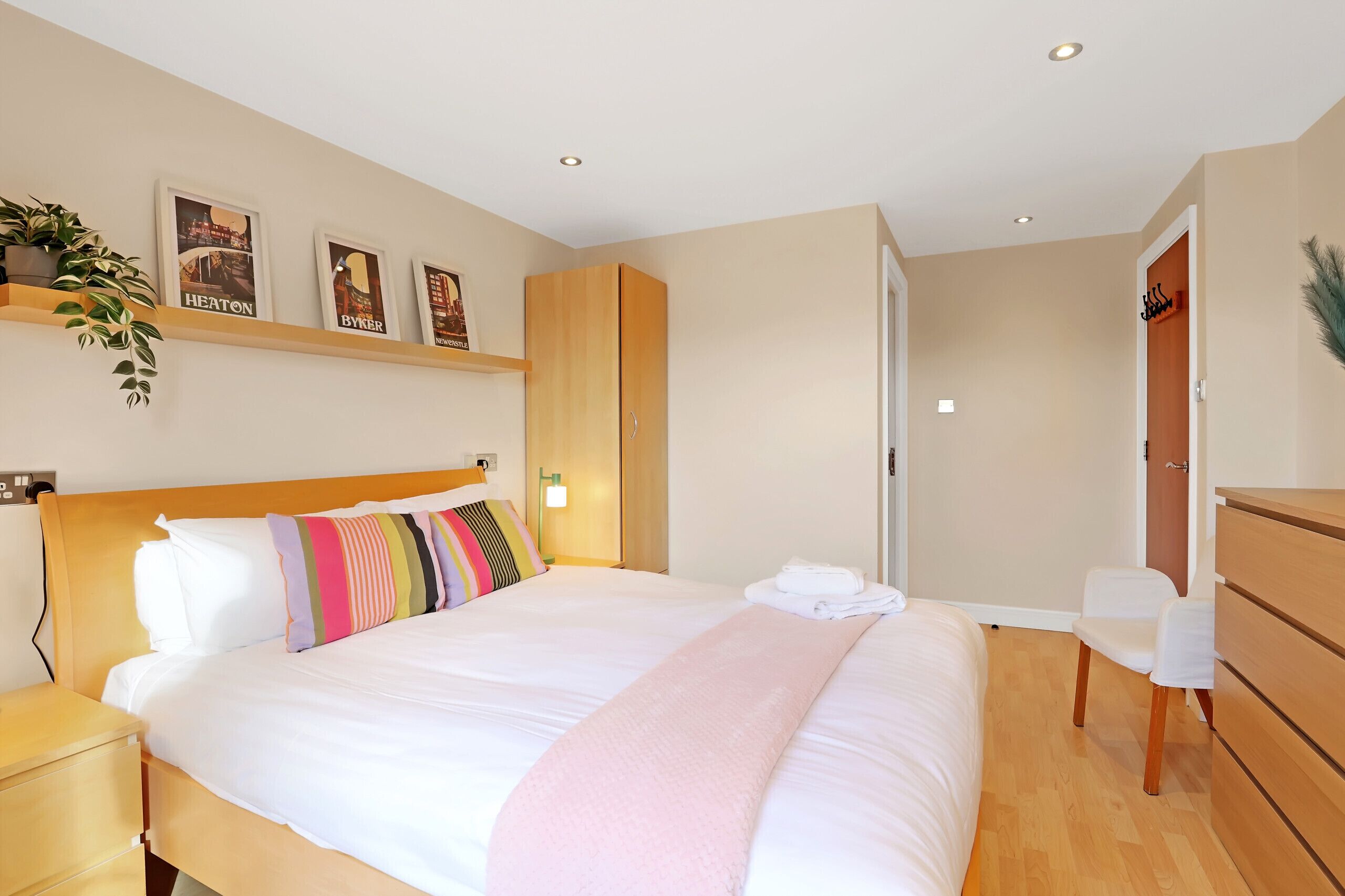 Une chambre d’hôtel comprenant un lit, des tables de chevet, une armoire, un bureau et une chaise.