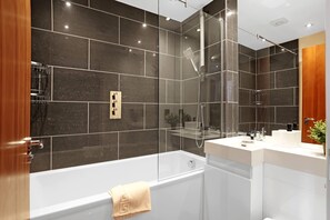 Shower, hair dryer, towels - River View (Newcastle Upon Tyne)