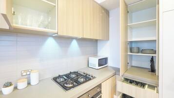 Refrigerador, microondas, horno y parrilla de estufa