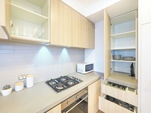 Réfrigérateur, four à micro-ondes, un four, surface de cuisson