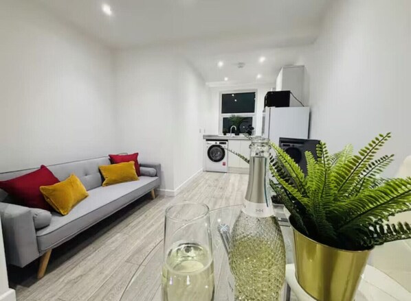 Interior - Charming 2-bedroom Apartment in Watford with AC (Watford)